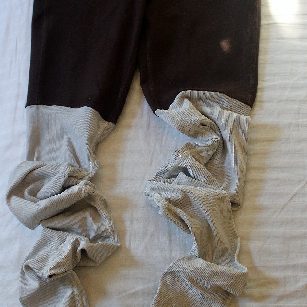 ALO Goddess Leggings mink and white